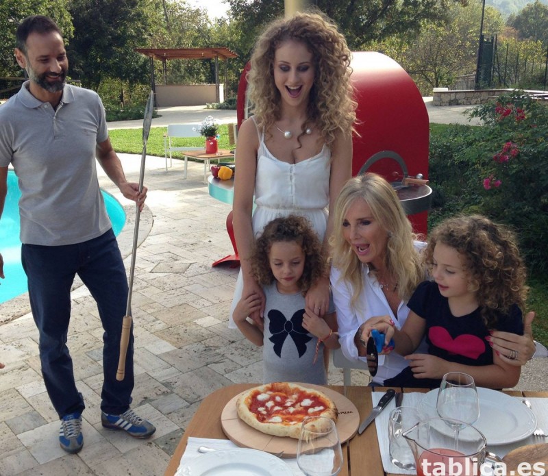 Biesiadowanie z piecem do pizzy (piecem chlebowym). 77