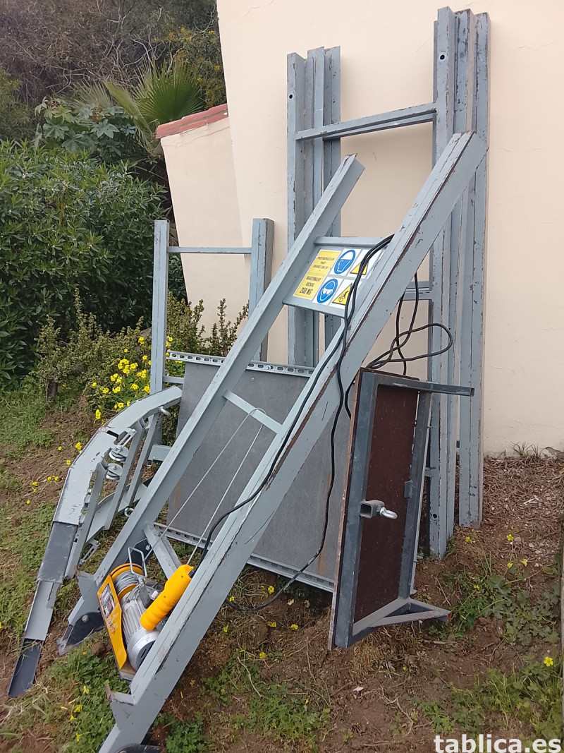 Roofing hoist for transporting materials 1